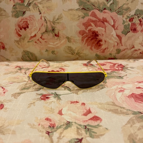 Kendall + Kylie Slater Sunglasses / Like New - Picture 2 of 9